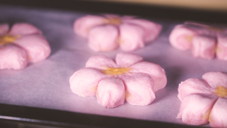 【桃花酥】 喏，要不要尝一口粉嫩春光？,上下火一百六十五度烤二十分钟，即成。