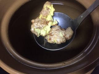 #菌类料理#三菌炖黄油土鸡,砂锅加水，老姜洗净拍破放入砂锅