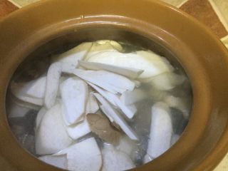 #菌类料理#三菌炖黄油土鸡,放入杏鲍菇片，汤汁烧开