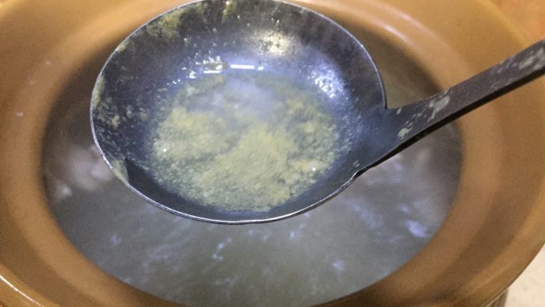 #菌类料理#三菌炖黄油土鸡,砂锅汤汁开后出去浮沫