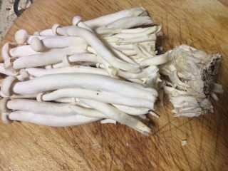 #菌类料理#三菌炖黄油土鸡,海鲜菇去根部