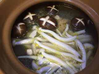 #菌类料理#三菌炖黄油土鸡,放入海鲜菇和香菇