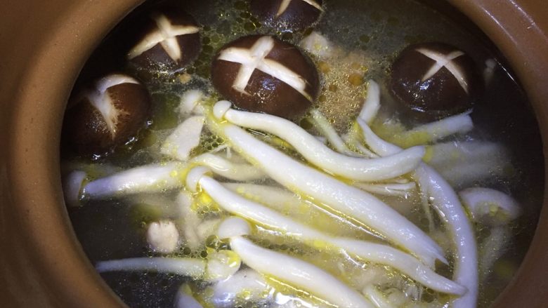 #菌类料理#三菌炖黄油土鸡,放入海鲜菇和香菇
