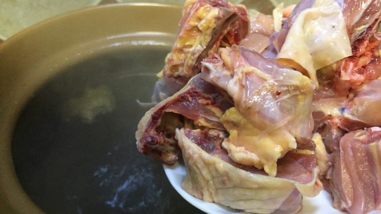 #菌类料理#三菌炖黄油土鸡,汤水开后放入鸡肉块