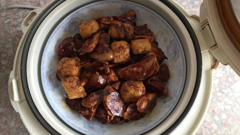 油豆腐腊肠蒸排骨,就是这样子，盖上电饭煲锅盖，按下煮饭键