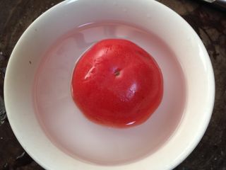 家常炒茄子,
西红柿用开水烫一下剥去外皮