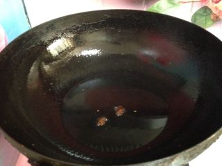家常炒茄子,热锅凉油小火放入大料瓣炸至变色