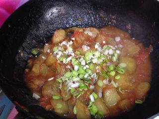 家常炒茄子,
汤汁合适的时候加入青蒜碎炒匀即可