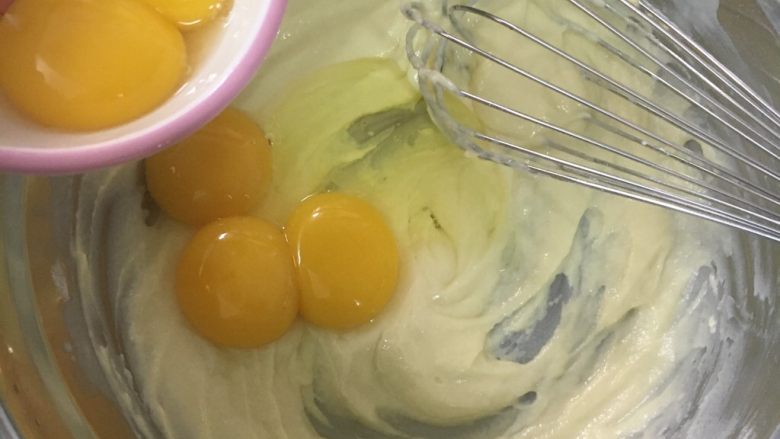 香葱肉松卷,蛋黄分2次加入奶糊中翻拌