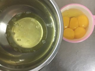 香葱肉松卷,鸡蛋用4只蛋白，蛋黄分开，再打入一只全蛋到蛋黄里