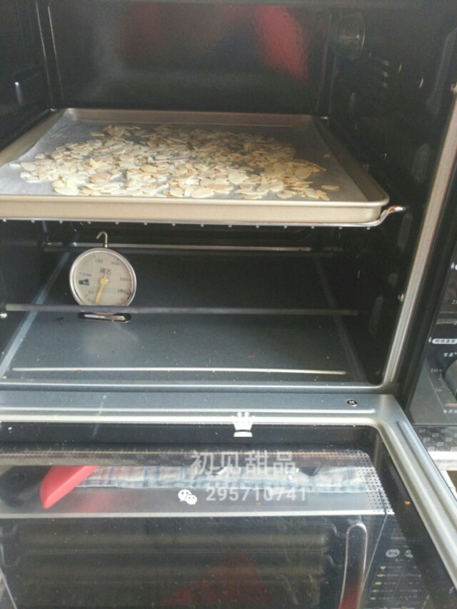 意式经典——弗洛伦萨饼干,上下火150度(不需要提前预热)，烤6分钟微微上色即可拿出来。