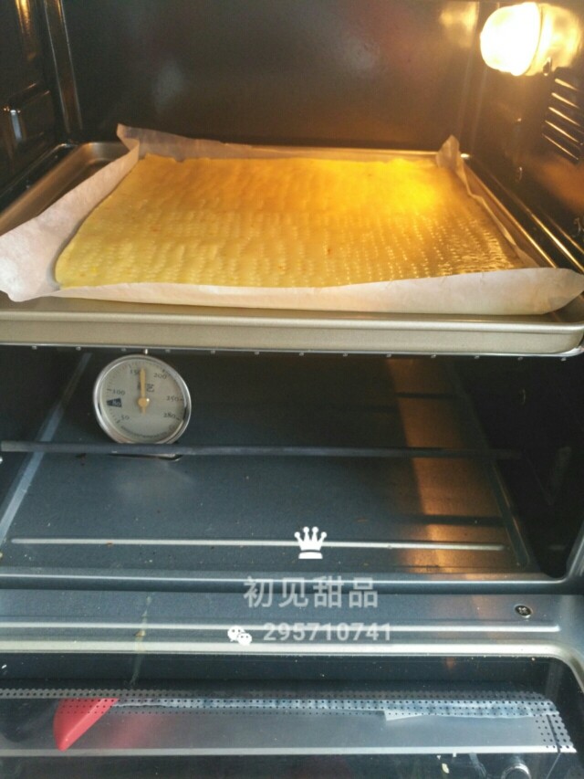 意式经典——弗洛伦萨饼干,烤箱提前预热上下火170度，放中层，烤10分钟拿出(半熟)。