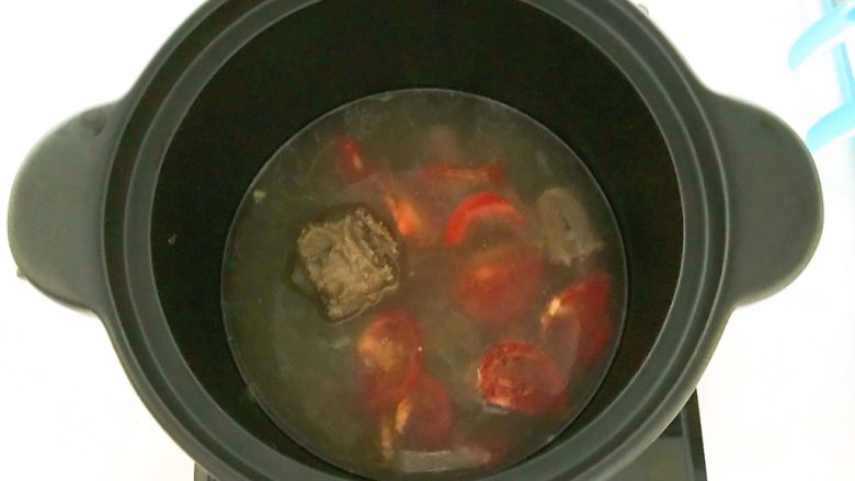 杂蔬牛尾汤,加入番茄