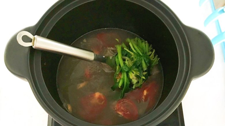 杂蔬牛尾汤,加入菠菜烧开