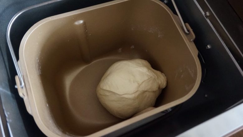 红豆面包棍,面团揉好后，在面包桶上盖上一块湿润的布，再盖上面包机盖，室温下发酵50分钟左右。