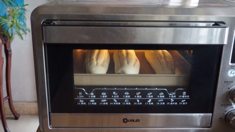 红豆面包棍,放入已经预热好170度的烤箱中下层，烘烤20-25分钟左右。各家烤箱脾气不同温度仅供参考。