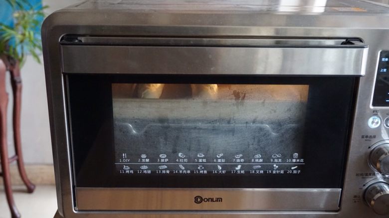 红豆面包棍,放进东菱K40C烤箱，里面放置一碗热水，使烤箱内有一定的湿度。选择烤箱的发酵档37度，发酵45分钟左右。
