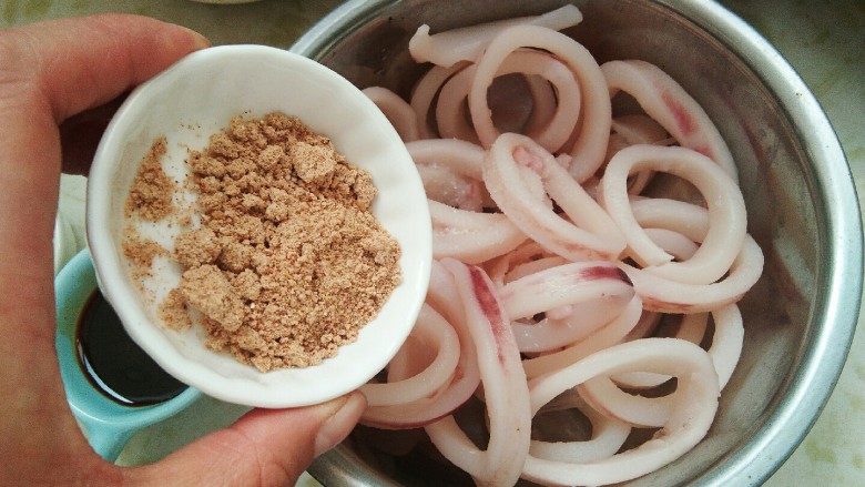 砂锅版黄金鱿鱼圈，外酥里嫩，酸甜可口。,加入腌肉料。