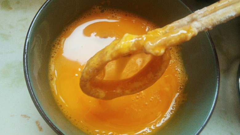 砂锅版黄金鱿鱼圈，外酥里嫩，酸甜可口。,然后在裹一层蛋液。