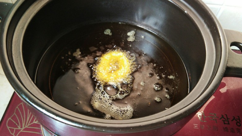 砂锅版黄金鱿鱼圈，外酥里嫩，酸甜可口。,锅里放入鱿鱼圈试下温度，到里面以后直接成型，油温就是达到了。