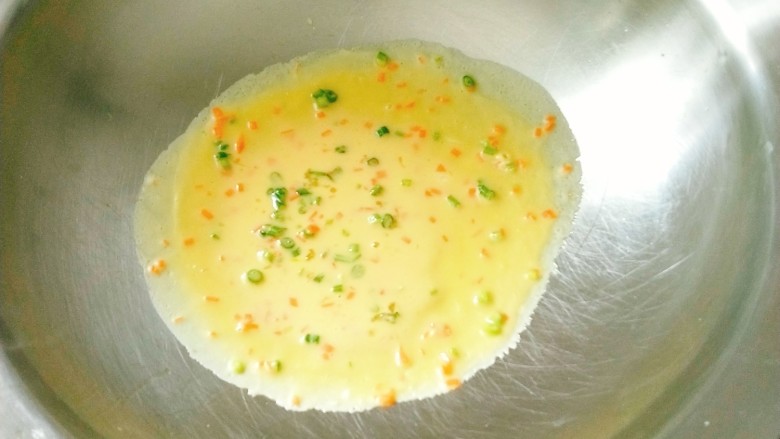 葱花鸡蛋饼,锅中加入少量植物油，油热后倒入鸡蛋液