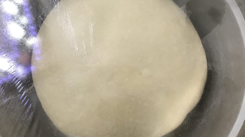 荷香茯茶奶茶吐司,取出整圆放入盆里盖上保鲜膜，送进发酵箱温度在28度