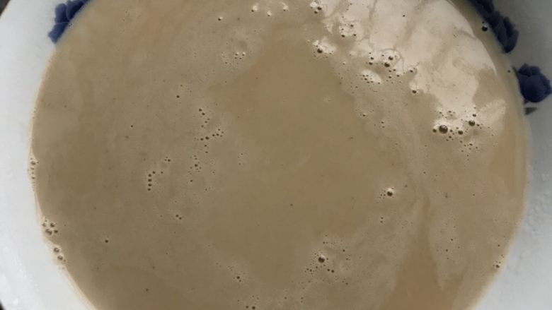 荷香茯茶奶茶吐司,用面粉筛过滤掉茶叶