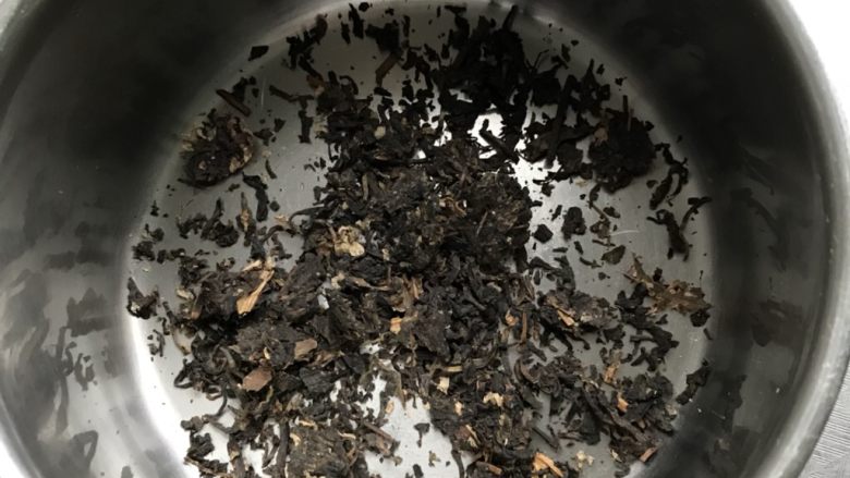 荷香茯茶奶茶吐司,取适量茶叶放入奶锅中