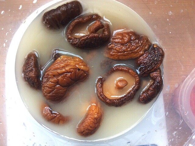 菌类料理+隔水炖猴头菇香菇排骨汤,另装清水，放一勺干淀粉，搓洗香菇