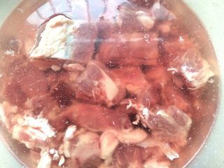 菌类料理+隔水炖猴头菇香菇排骨汤,排骨用清水浸泡一会儿洗干净血水