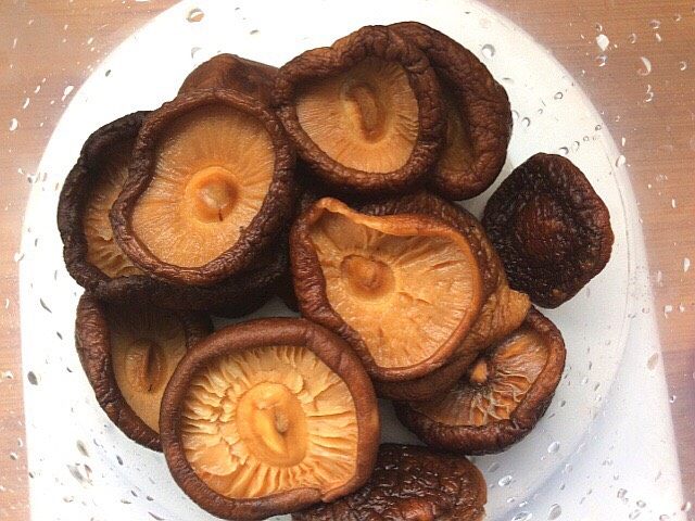 菌类料理+隔水炖猴头菇香菇排骨汤,用清水冲洗干净，挤干水分备用