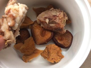 菌类料理+隔水炖猴头菇香菇排骨汤,取炖盅，加入猴头菇和香菇，在放入排骨