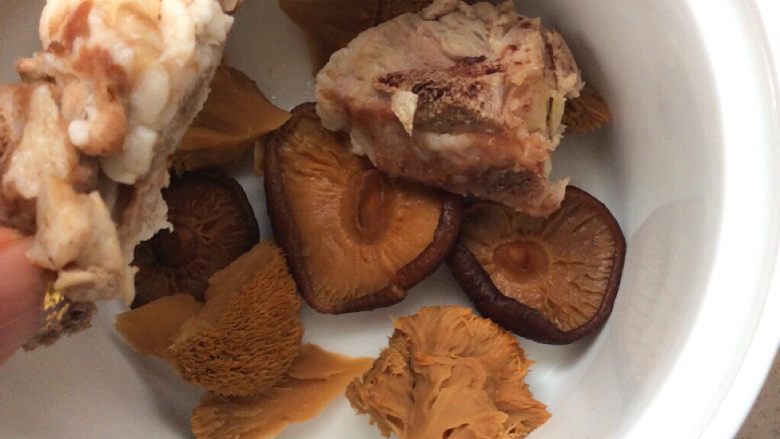 菌类料理+隔水炖猴头菇香菇排骨汤,取炖盅，加入猴头菇和香菇，在放入排骨