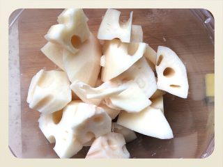 菌类料理+隔水炖猴头菇香菇排骨汤,莲菜去皮后冲洗一下备用