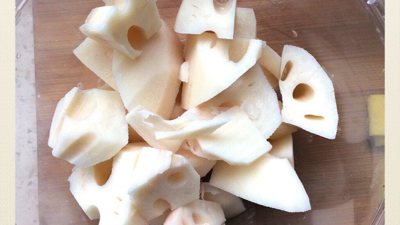 菌类料理+隔水炖猴头菇香菇排骨汤,莲菜去皮后冲洗一下备用