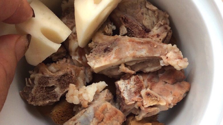 菌类料理+隔水炖猴头菇香菇排骨汤,在摆上莲菜和胡萝卜块