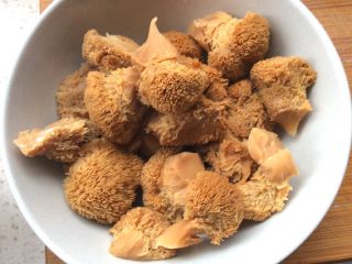 菌类料理+隔水炖猴头菇香菇排骨汤,蒸好取出葱姜，再次清洗后，备用