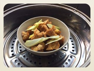 菌类料理+隔水炖猴头菇香菇排骨汤,装碗中加入少许的盐，葱姜，料酒，上锅蒸30分钟