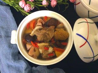 菌类料理+隔水炖猴头菇香菇排骨汤,营养丰富，味道鲜美的炖汤好了