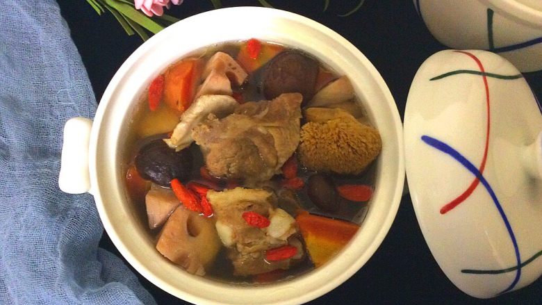 菌类料理+隔水炖猴头菇香菇排骨汤,营养丰富，味道鲜美的炖汤好了