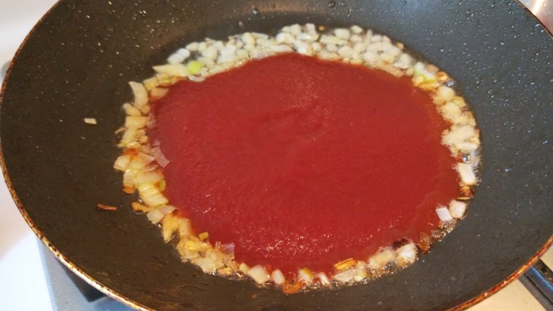 糖醋茄汁焗鸡丁,倒入番茄酱。