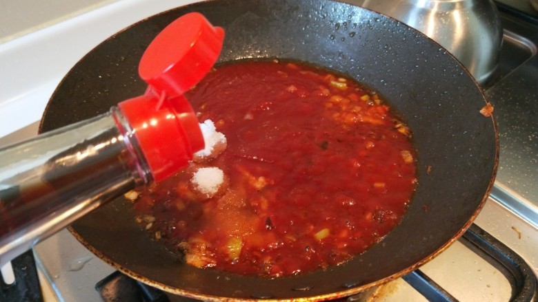 糖醋茄汁焗鸡丁,倒入醋。