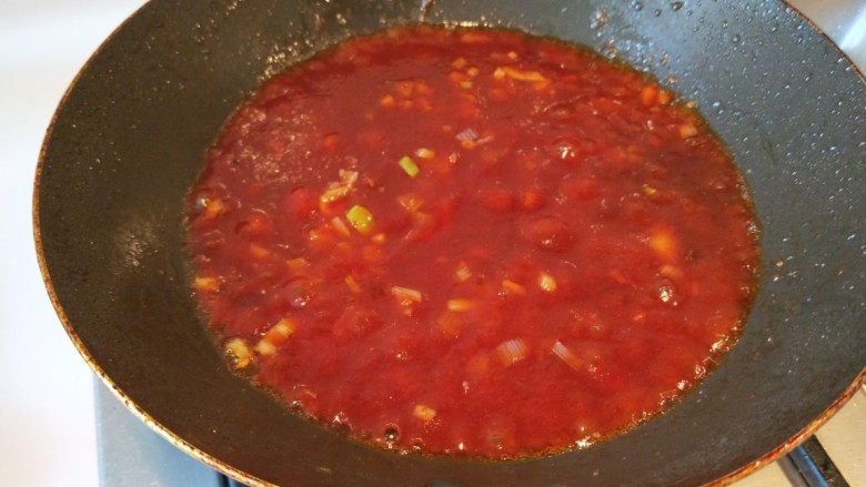 糖醋茄汁焗鸡丁,中火烧制。