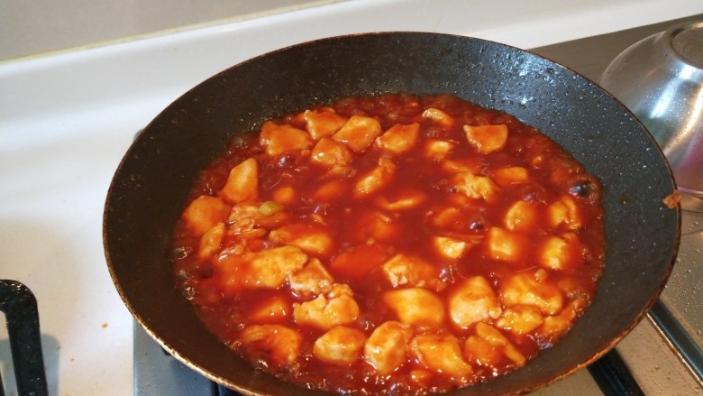 糖醋茄汁焗鸡丁,转小火焗鸡丁，慢慢吸收汤汁。