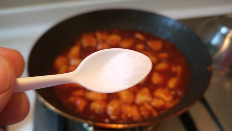 糖醋茄汁焗鸡丁,等汤汁浓稠加一颗盐，搅拌均匀即可。