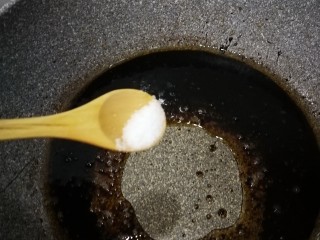 葱油拌面,小火熬制，根据口味可调入盐。
