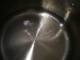 葱油拌面,做葱油酱汁的时候取一锅开始烧水煮面。