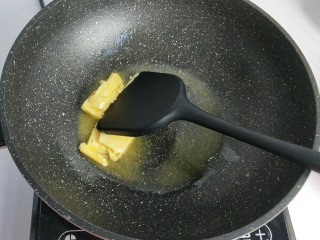 酥松轻盈雪花酥,准备不粘锅小火加热，放入黄油融化。
