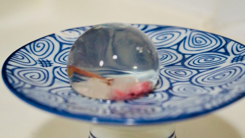 日料，改良版樱花水信玄饼,这种是平底的，但是平底的花瓣就会在底下，尽量还是用球体
