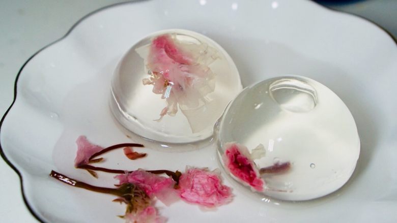 日料，改良版樱花水信玄饼,为了让樱花飘起来，我放的白糖水，凉的哦😊